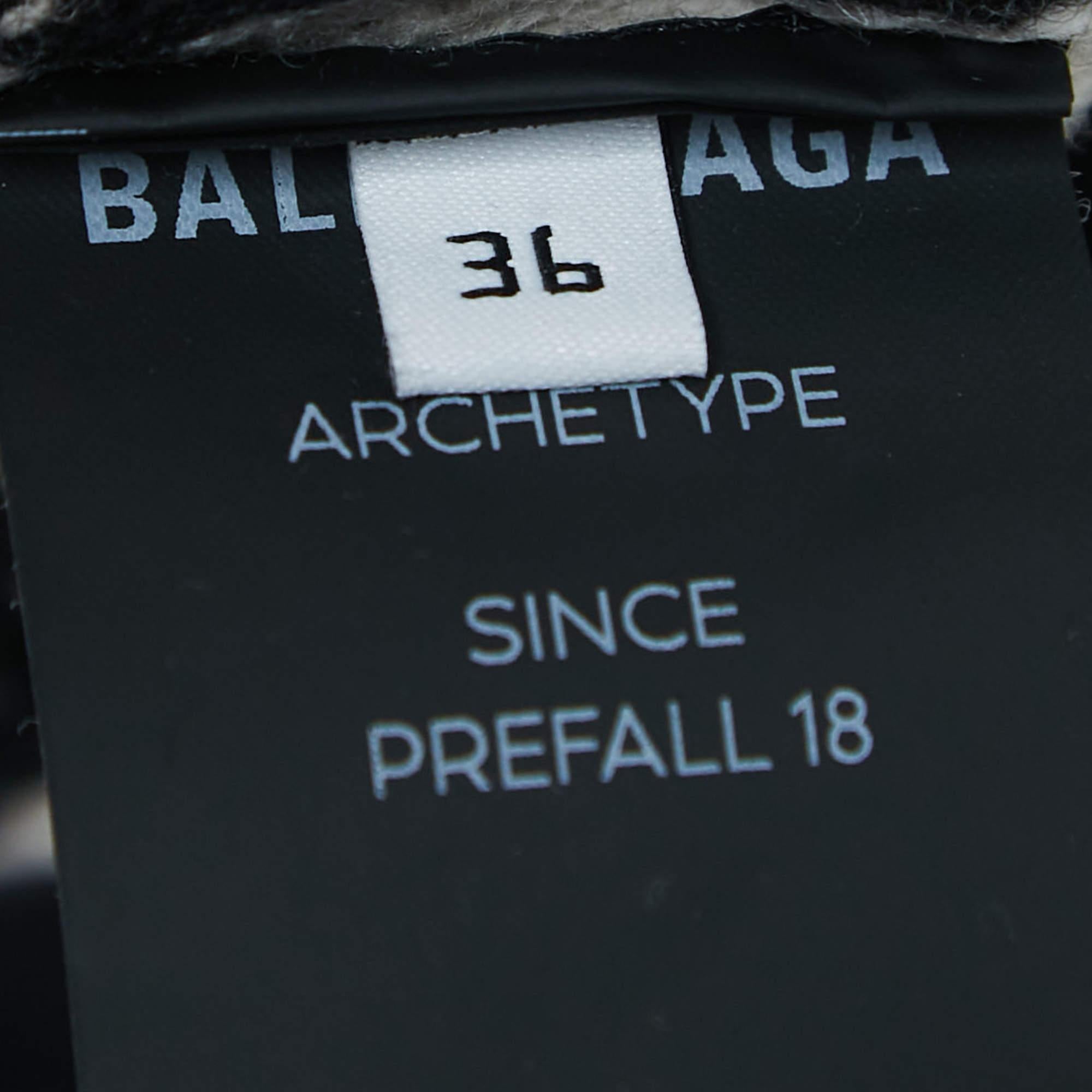 Balenciaga - Pull en laine mélangée avec logo sur toute la surface - Noir S en vente 3