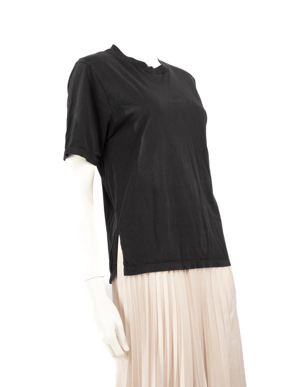 CONDITION is Very good. Minimal wear to top is evident. Loose stitching near the neckline on this used Balenciaga designer resale item.
 
 Details
 Black
 Cotton
 T-shirt
 Round neck
 Back logo print
 
 
 Made in Portugal
 
 Composition
 100%