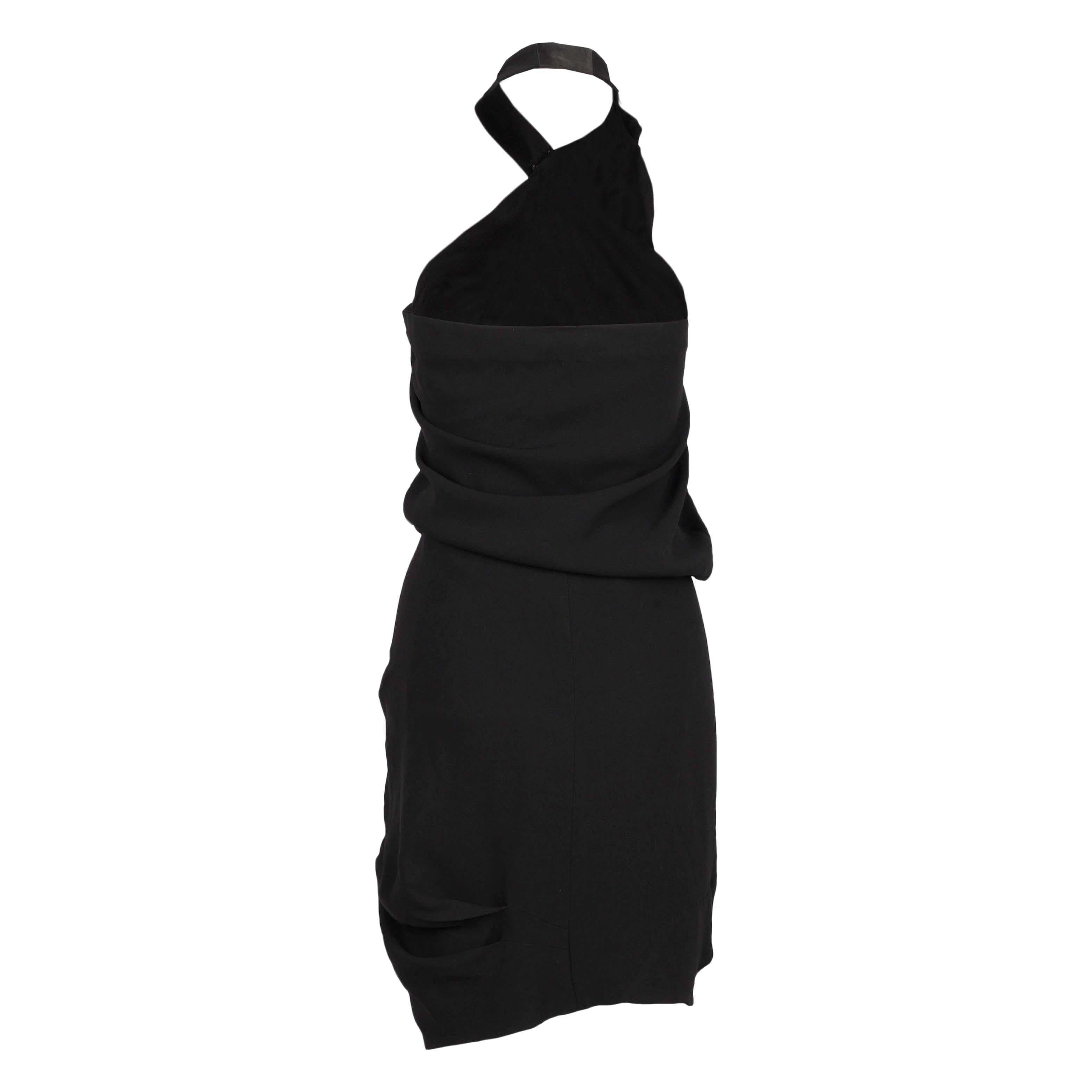 La robe noire dos nu de Balenciaga est une robe asymétrique dotée d'un col licou. Cette pièce est parfaite pour celles qui recherchent un ensemble unique et décontracté pour leur garde-robe.
 
 Longueur totale:104;Buste:38;Taille:40 Matière :