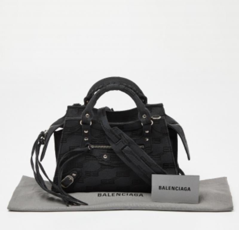 Balenciaga Borsa nera BB Monogram in tela XS Neo Cagole In condizioni buone in vendita a Dubai, Al Qouz 2