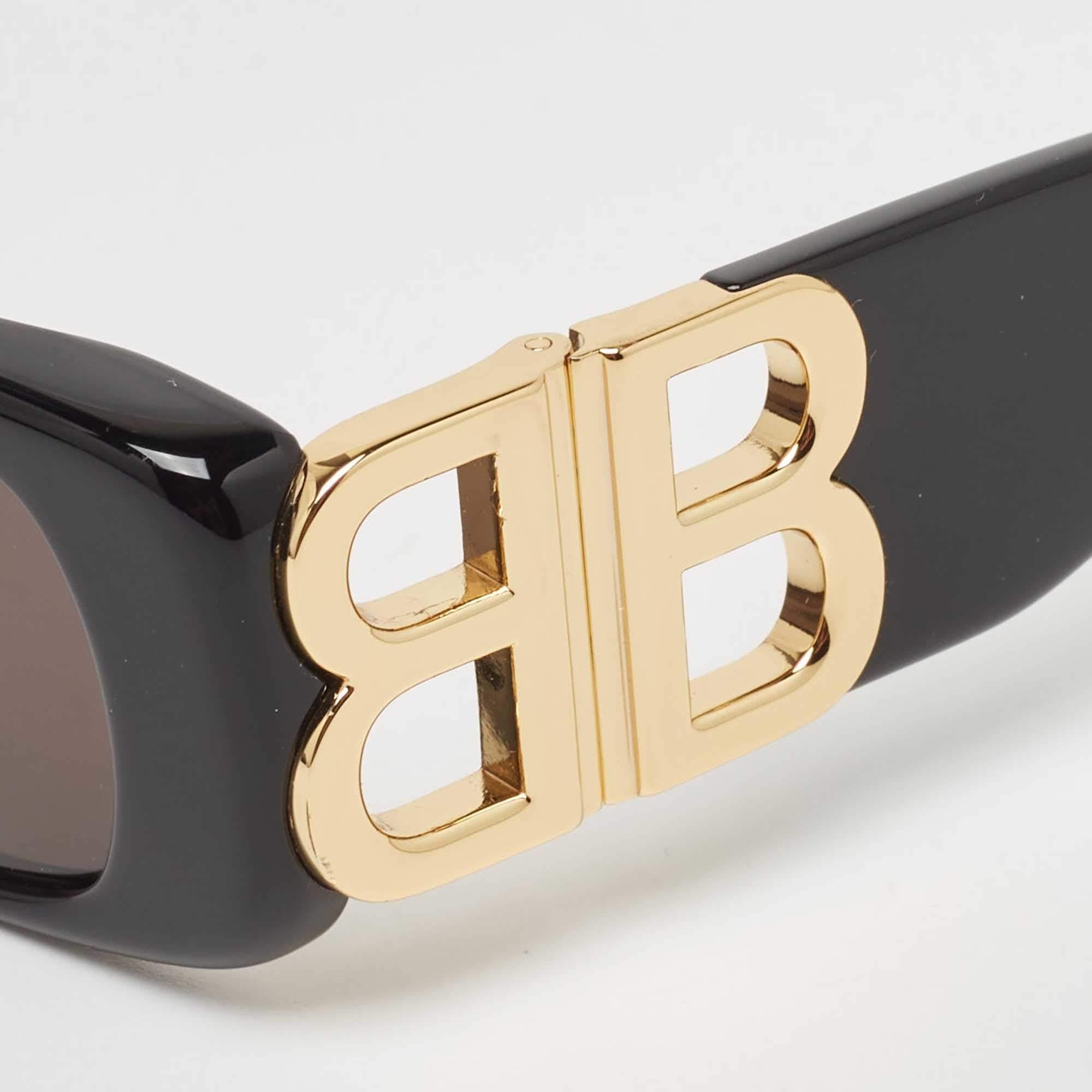 Conçues pour exprimer sans effort votre style personnel, ces lunettes de soleil Balenciaga présentent une monture noire avec des montures en métal doré et le logo sur les branches. Tandis que son design vous fera remarquer, les verres de haute