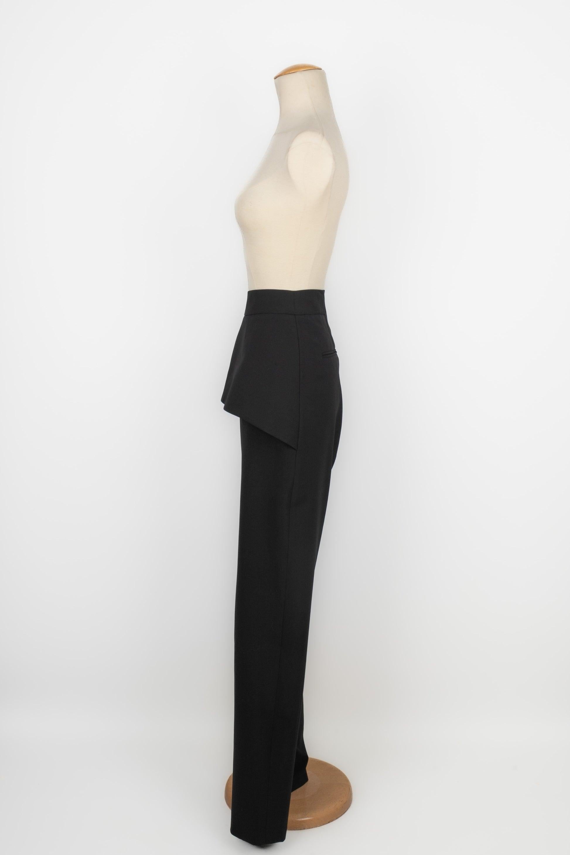 Balenciaga - (Fabriqué en France) Pantalon en laine mélangée noire. Taille 44FR indiquée.

Informations complémentaires :
Condit : Très bon état.
Dimensions : Taille : 40 cm - Hanches : 54 cm - Longueur : 114 cm

Référence du vendeur : FJ89
