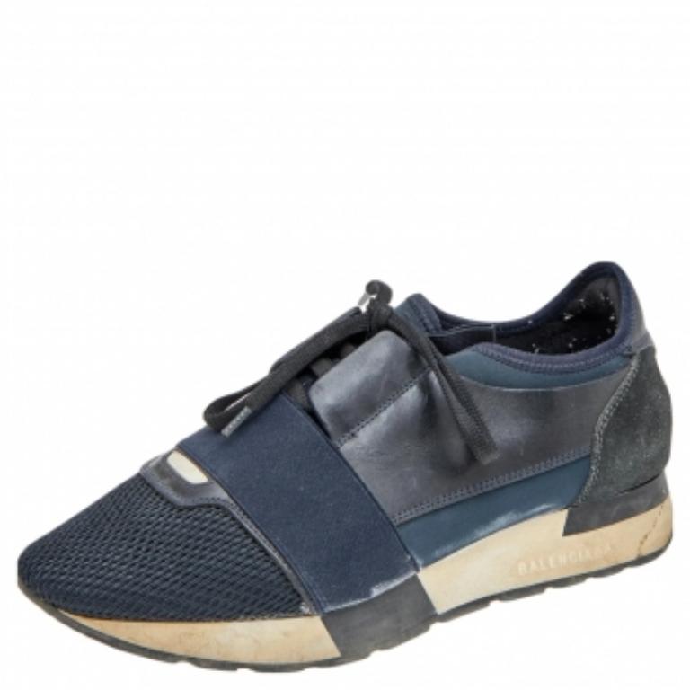 Cette paire de Race Runners de Balenciaga est la dernière nouveauté en matière de chaussures. Ces baskets bleues et noires ont été fabriquées en cuir et en maille. Ils sont dotés de brides sur l'empeigne et de fermetures à nouer. Les baskets sont