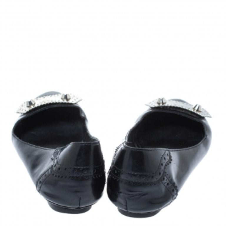 Balenciaga Black Brogue Glossy Leather Metal Arena Ballet Flats Size 36 In Fair Condition For Sale In Dubai, Al Qouz 2