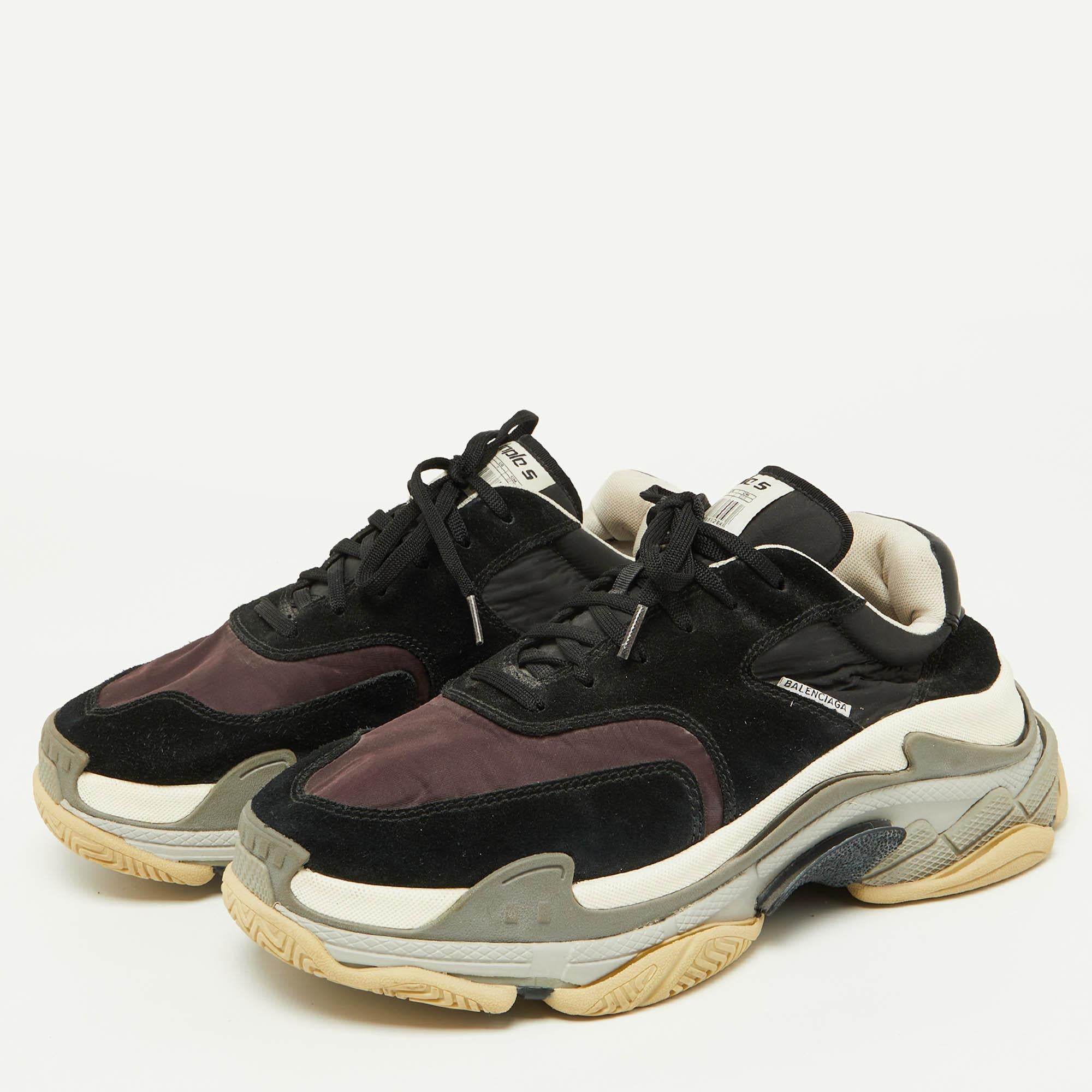 Entrez dans le luxe de la mode avec ces baskets Balenciaga. Ces chaussures de sport haut de gamme offrent un mélange harmonieux de style et de confort, parfait pour ceux qui exigent de la sophistication à chaque pas.