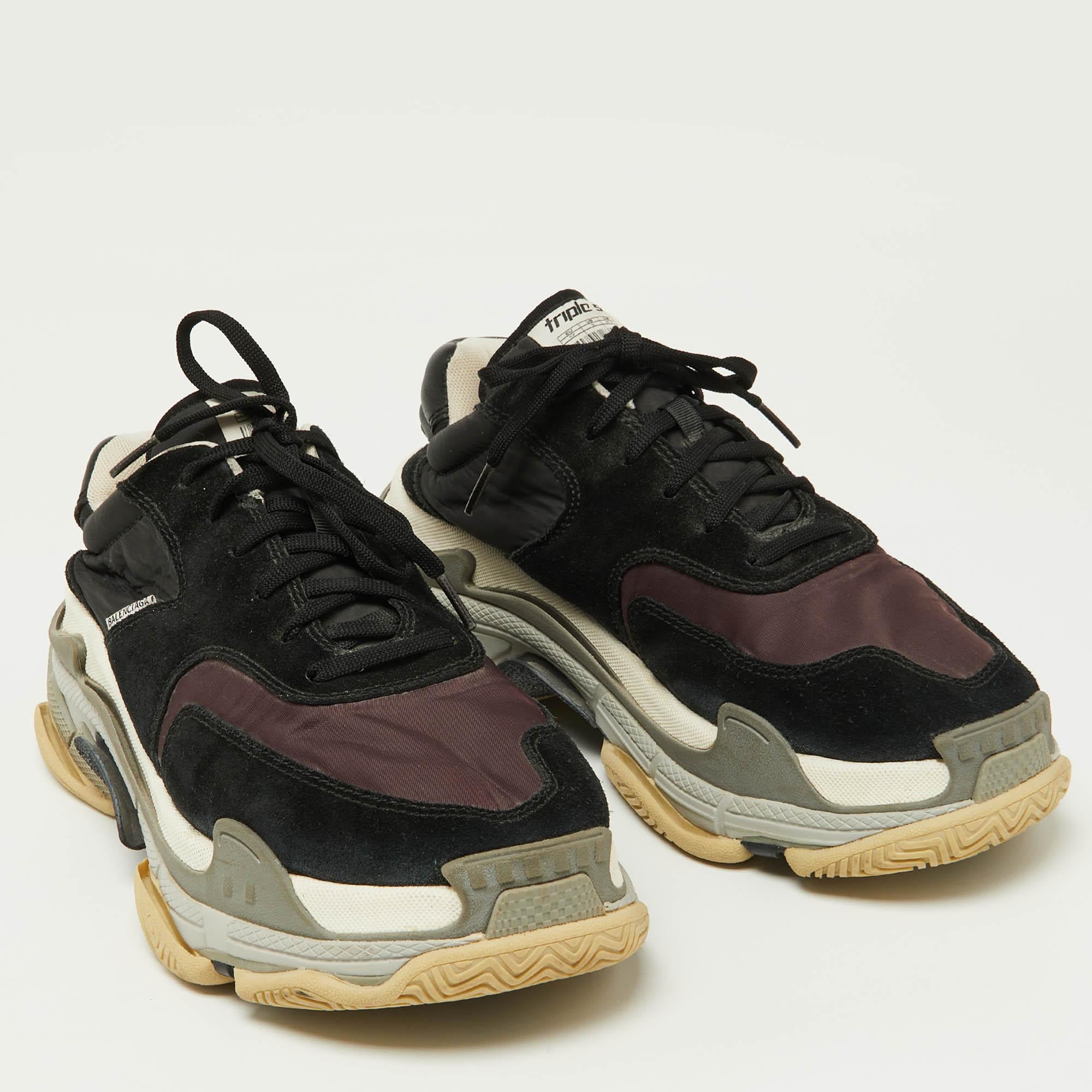 Balenciaga Black/Burgundy Suede and Nylon Triple S Sneakers Size 42 Bon état à Dubai, Al Qouz 2