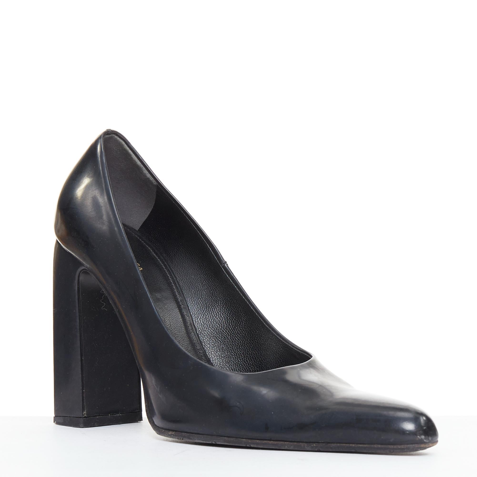 BALENCIAGA escarpin à talon bloc en cuir de veau noir à bout allongé EU37
Référence : TGAS/F00206
Marque : Balenciaga
Designer : Demna
MATERIAL : Cuir
Couleur : Noir
Motif : Solide
Fermeture : Slip On
Doublure : Cuir noir
Fabriqué en :