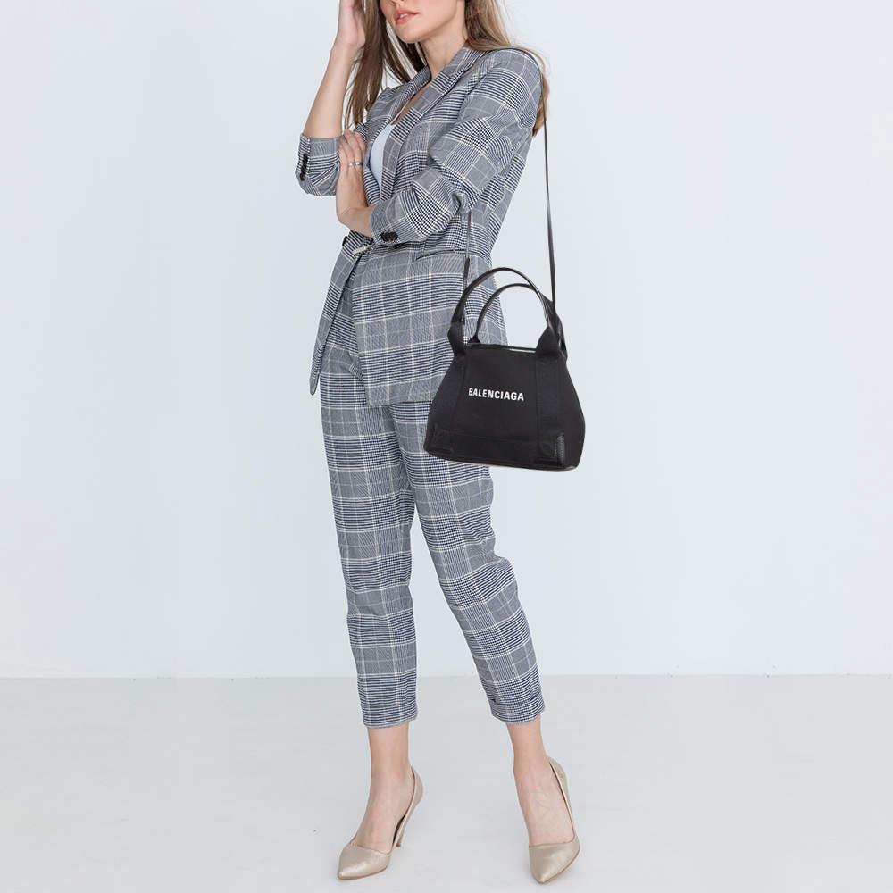 Designer bags are ideal companions for ample occasions Here we have a fashion meets functionality piece crafted with precision. It has been equipped with a well sized interior that can easily fit all your essentials.