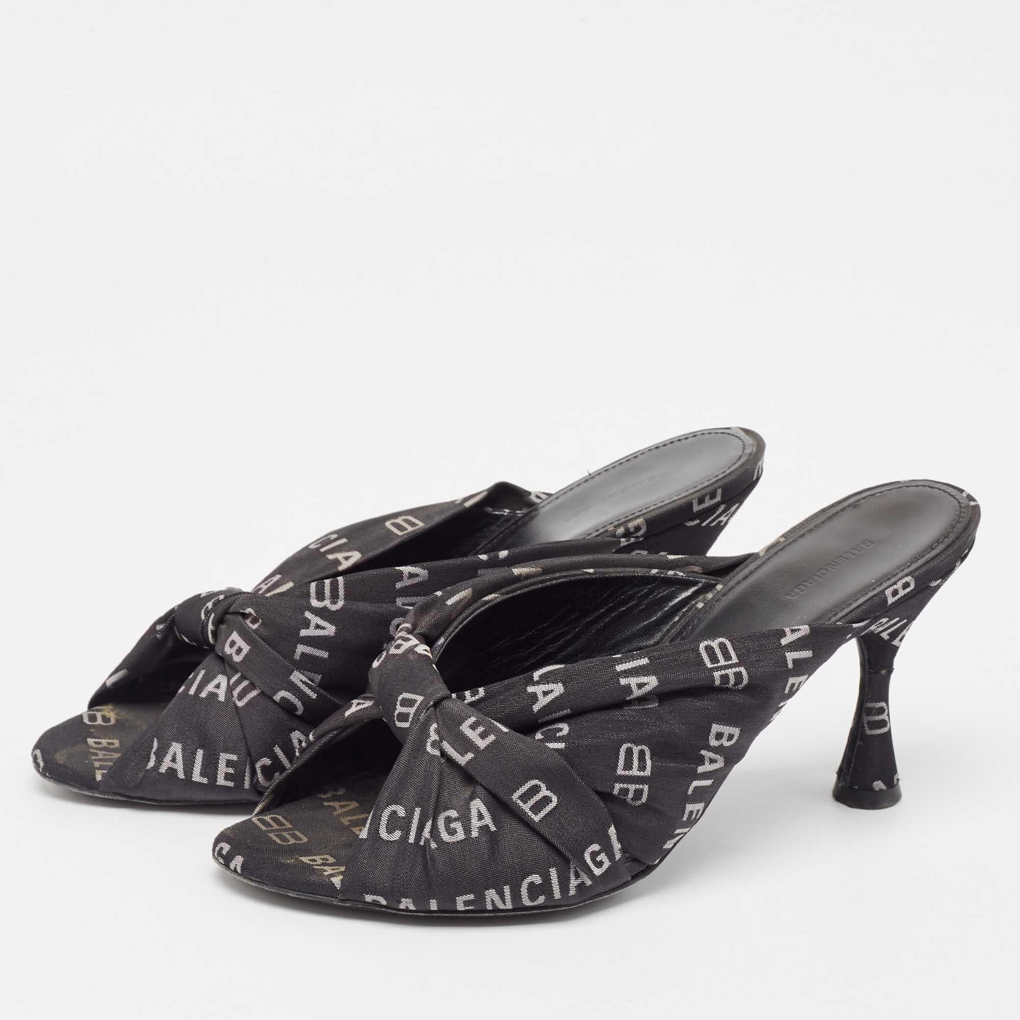 Questi sandali incorniceranno i tuoi piedi in modo elegante. Realizzate con materiali di qualità, presentano un design di classe e solette confortevoli.