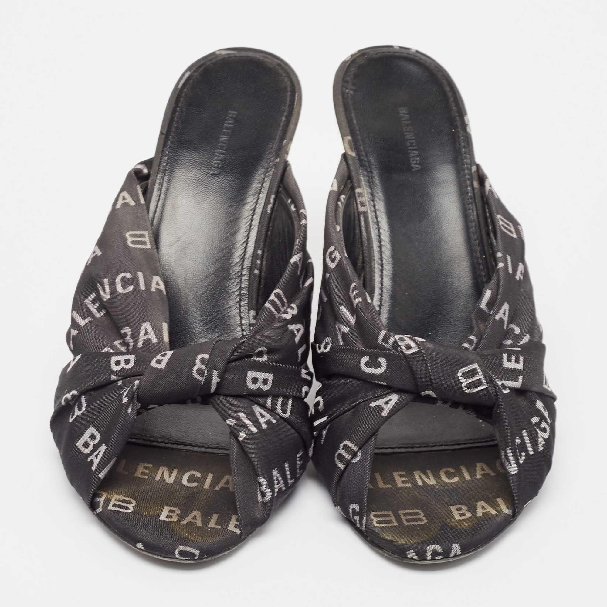 Nero Balenciaga Sandali in tela nera taglia 37 in vendita