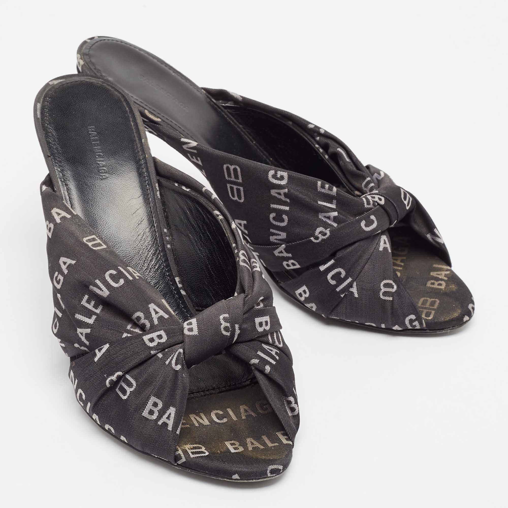 Balenciaga Sandali in tela nera taglia 37 In condizioni discrete in vendita a Dubai, Al Qouz 2