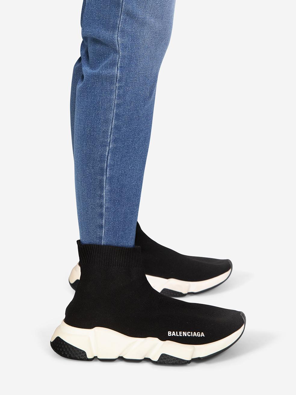 L'ÉTAT est très bon. L'usure des baskets est minime. Décoloration sur le bord des deux semelles de cet article de revente de marque Balenciaga.
 

 

 

 Détails
 

 

 Modèle : Vitesse
 

 Noir
 

 Tissu textile
 

 Chaussettes de sport
 

 Semelle