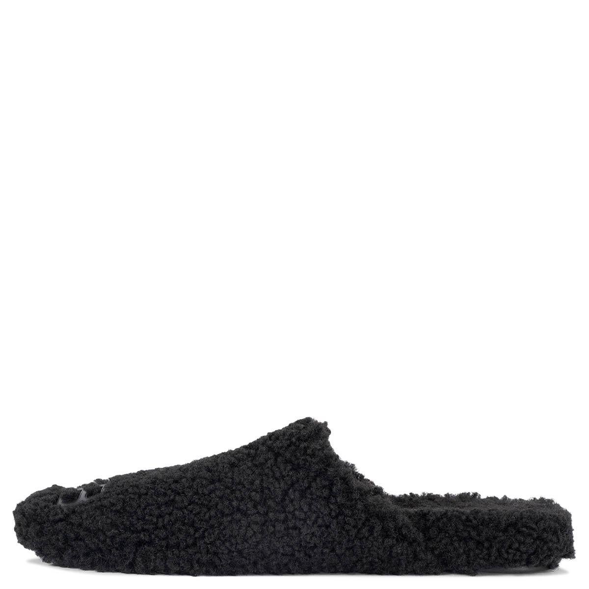 BALENCIAGA black COSY BB FAUX SHEARLING Slippers Flats Shoes 38 In Excellent Condition For Sale In Zürich, CH