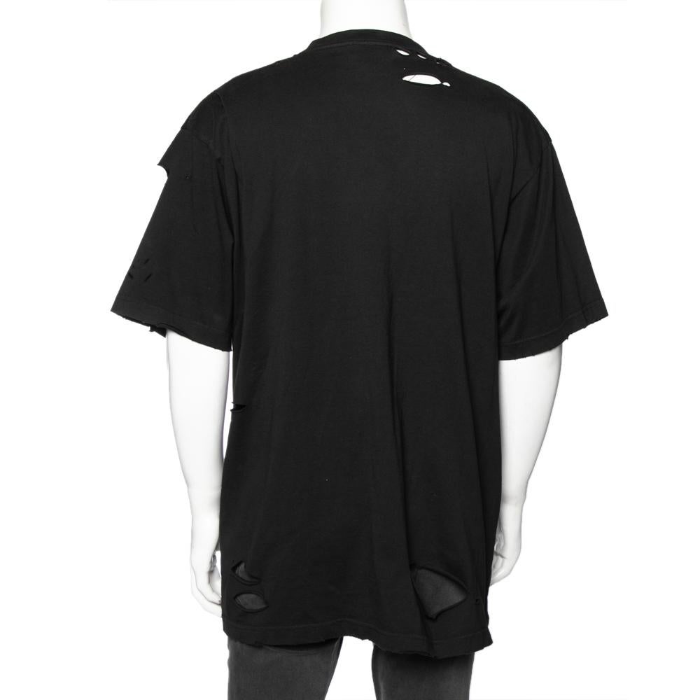 The brand signature on the front offers this Balenciaga cotton t-shirt a recognizable accent. Cut into an oversized fit, it has been styled with distressed details throughout, short sleeves, and dropped shoulders. Team it up with jeans or pants for