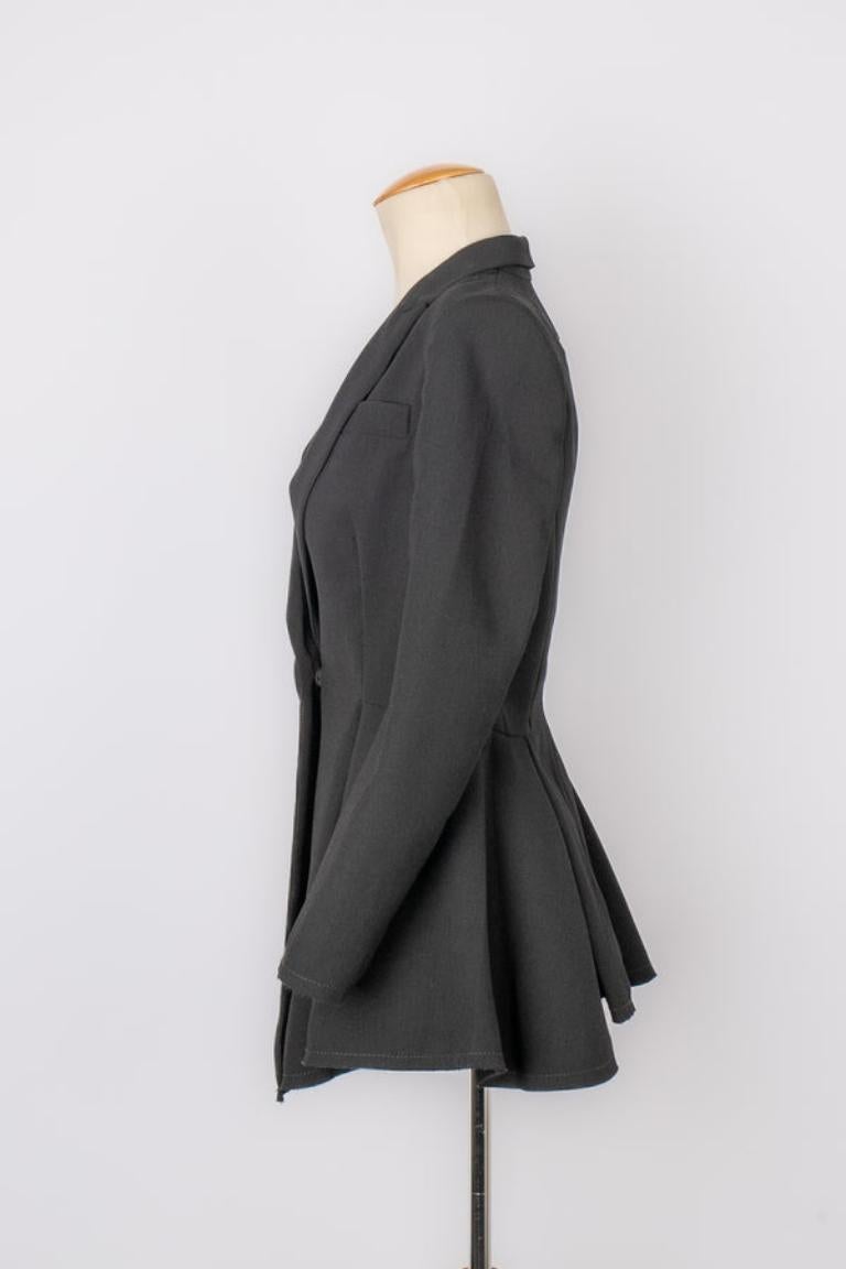 Balenciaga - Black cotton jacket. 38FR size indicated.

Additional information: 
Condition: Very good condition
Dimensions: Shoulder width: 35 cm - Chest: 39 cm - Sleeve length: 55 cm - Length: 70 cm

Seller Reference: FV89