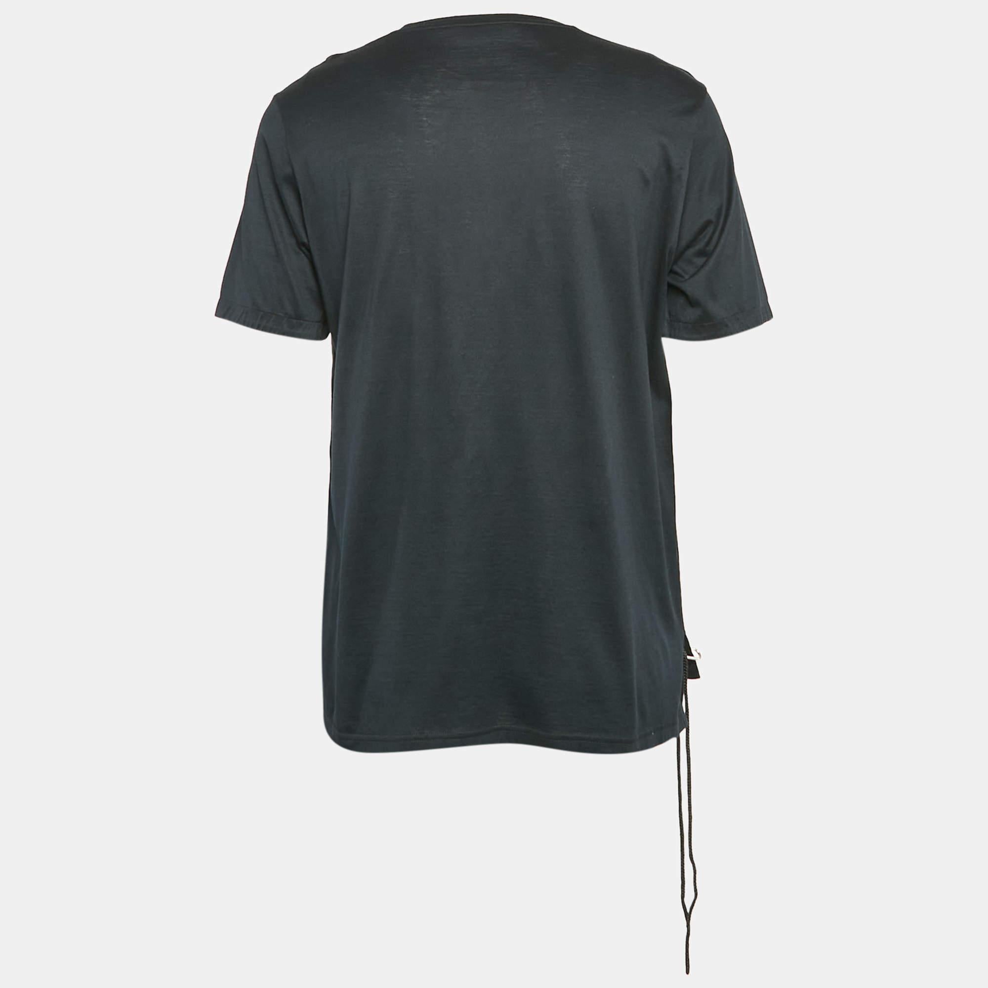 Una combinación perfecta de comodidad  lujo  y estilo  esta camiseta de diseño es una prenda imprescindible Fabricada con materiales de calidad  la creación se puede combinar con pantalones vaqueros y zapatillas deportivas para un look cool.