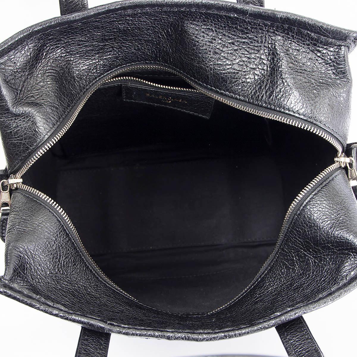 BALENCIAGA black crackled leather SMALL BAZAR Tote Bag In Excellent Condition For Sale In Zürich, CH