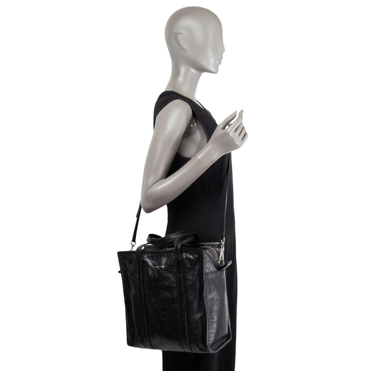 BALENCIAGA - Sac fourre-tout en cuir noir craquelé SMALL BAZAR en vente 3