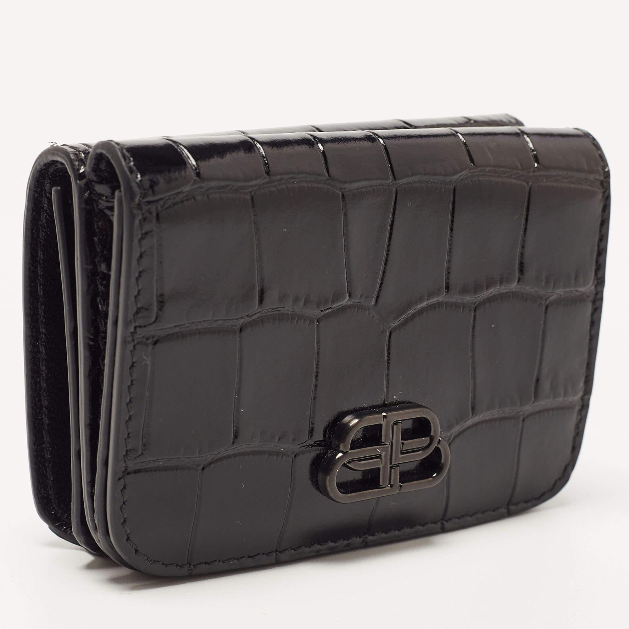 This Balenciaga wallet is an immaculate balance of sophistication and rational utility. It has been designed using prime quality materials and elevated by a sleek finish. The creation is equipped with ample space for your monetary essentials.

