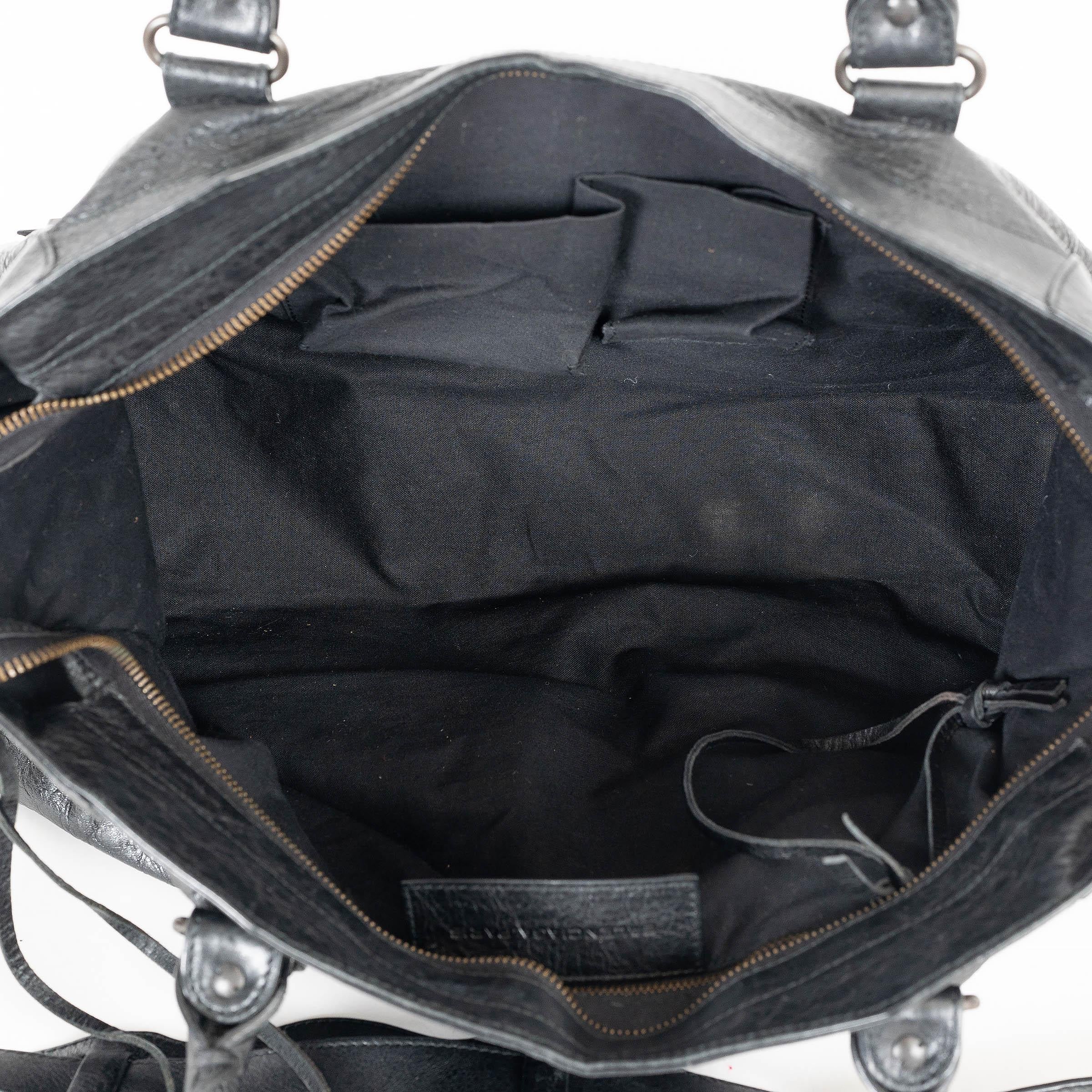 BALENCIAGA CLASSIC CITY Tasche aus schwarzem Leder in Used-Optik Damen im Angebot