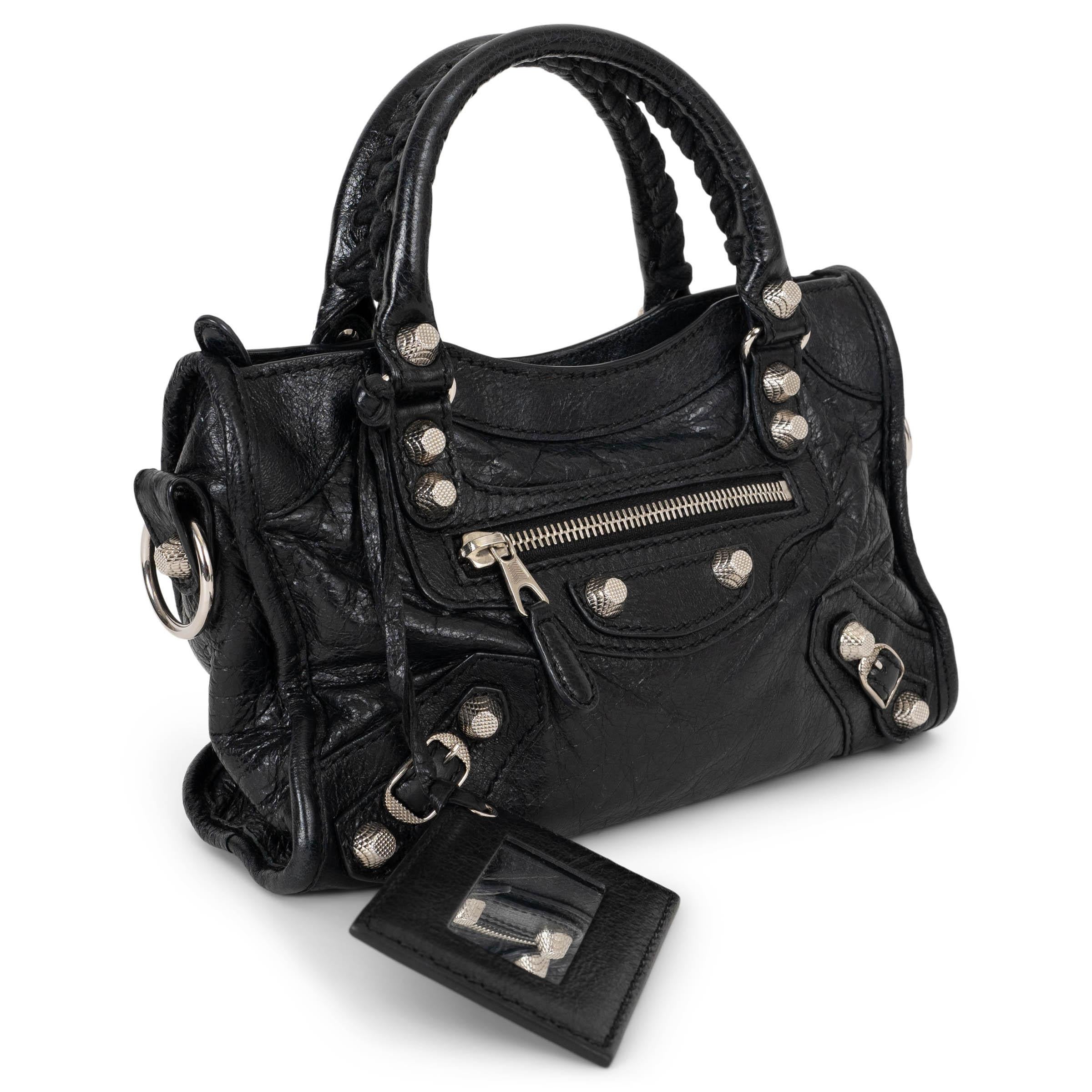 Diese 100% authentische Balenciaga City Mini Tasche ist aus schwarzem Arena-Lammleder gefertigt und mit der charakteristischen silberfarbenen Giant 12 Hardware ausgestattet. Das kultige Design verfügt über zwei Griffe mit Peitschenstich und einen