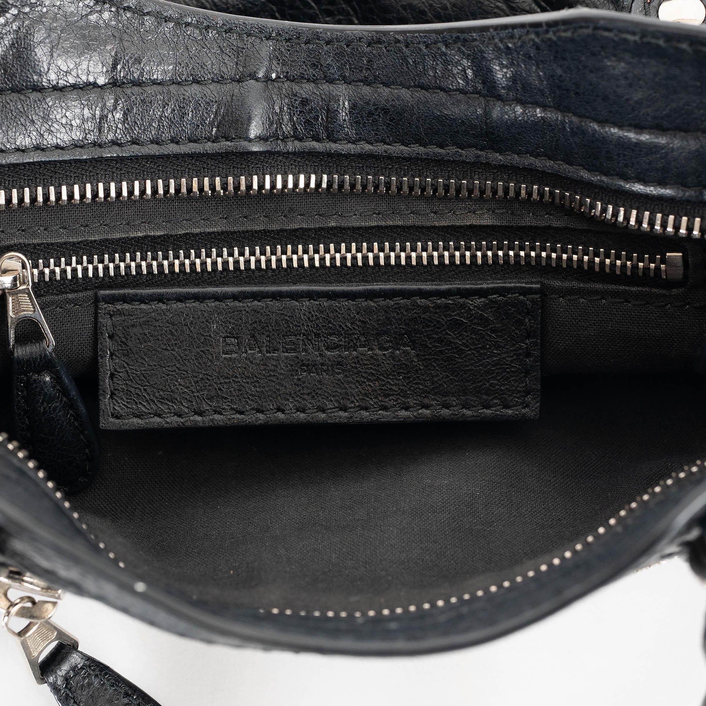BALENCIAGA schwarze GIANT CITY MINI Crossbody Tasche aus Leder im Angebot 2