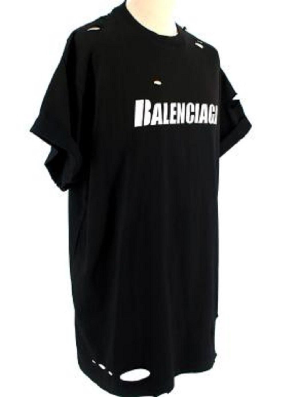 Balenciaga Black Distressed White Logo T-shirt

- Détails en relief sur l'ensemble du corps
- Coupe surdimensionnée
- Logo imprimé sur le devant
- Encolure ronde et côtelée
- Détails des poignets Foldes

Matériau
100% coton

Fabriqué au