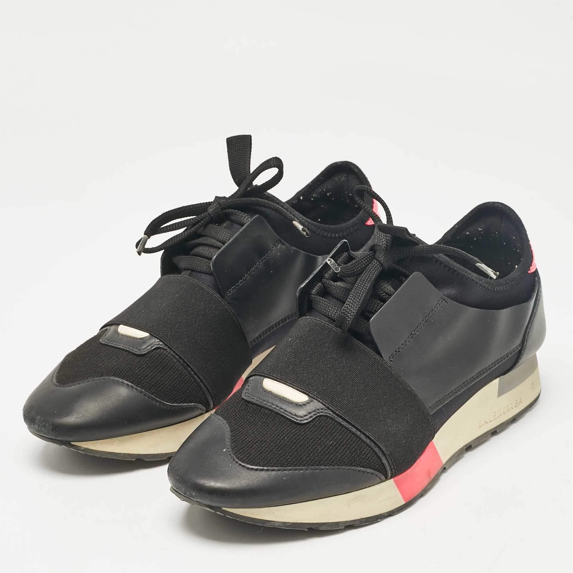 Sneakers come queste sono il modo perfetto per sperimentare il lusso e il comfort. Realizzate con materiali di qualità, hanno una silhouette classica e sono molto robuste. Abbinali al tuo abbigliamento casual.