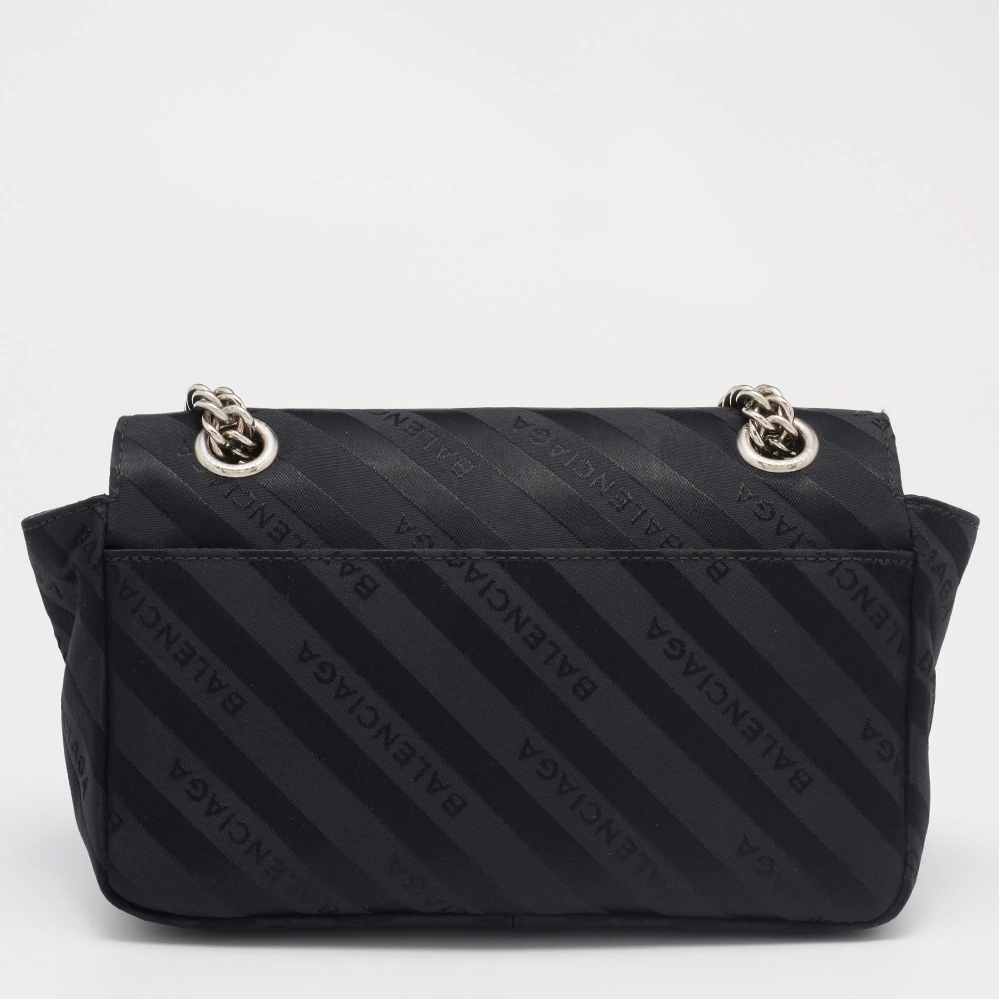 Trust this Balenciaga bag to be light, durable, and comfortable to carry. It is crafted beautifully using the best materials to be a durable style ally.

