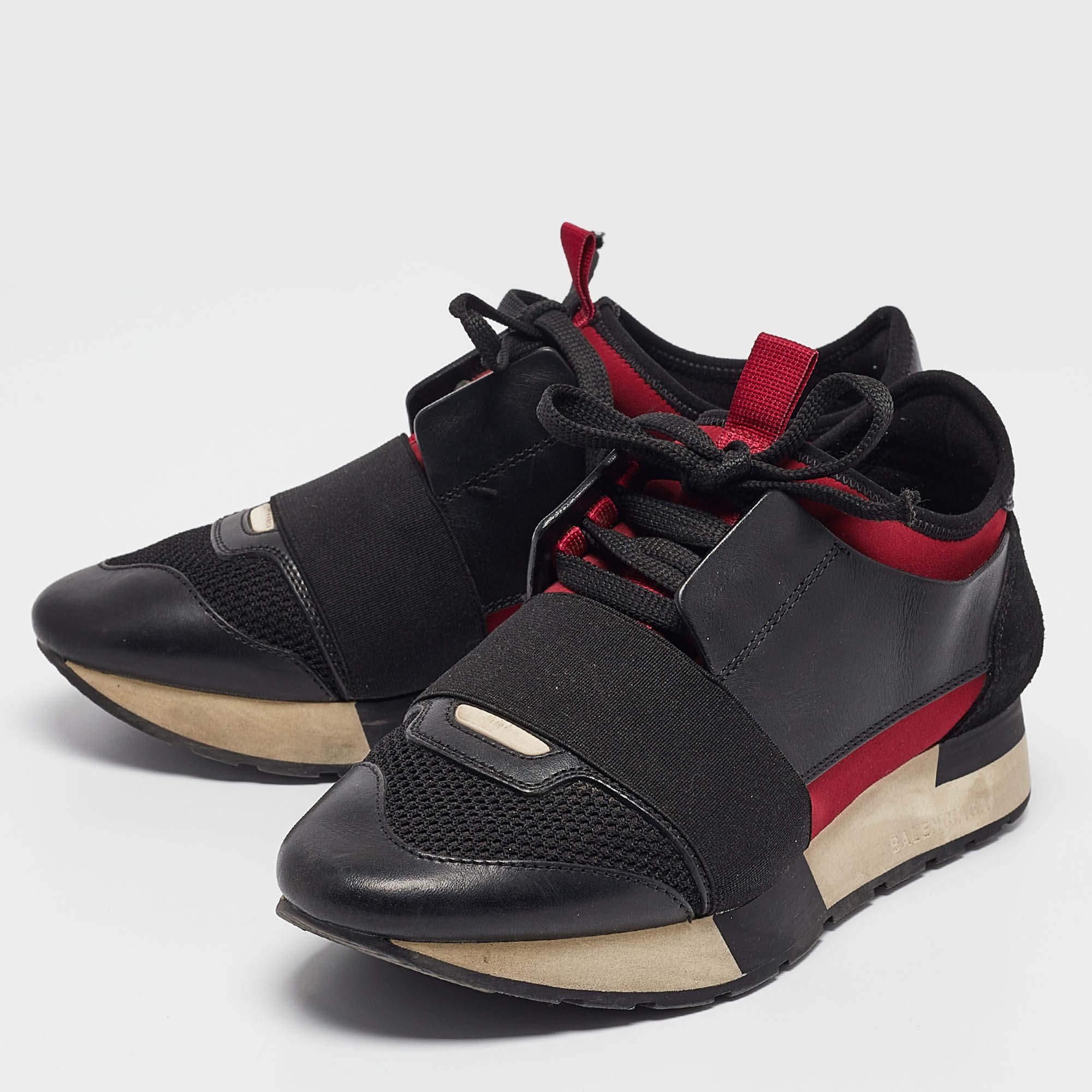 Diese Balenciaga Sneakers sind aus den besten MATERIALEN gefertigt, um Ihren Style-Quotienten zu erhöhen und Ihnen gleichzeitig Komfort zu bieten. Kombinieren Sie sie mit Ihrer Freizeitkleidung für einen coolen Look.