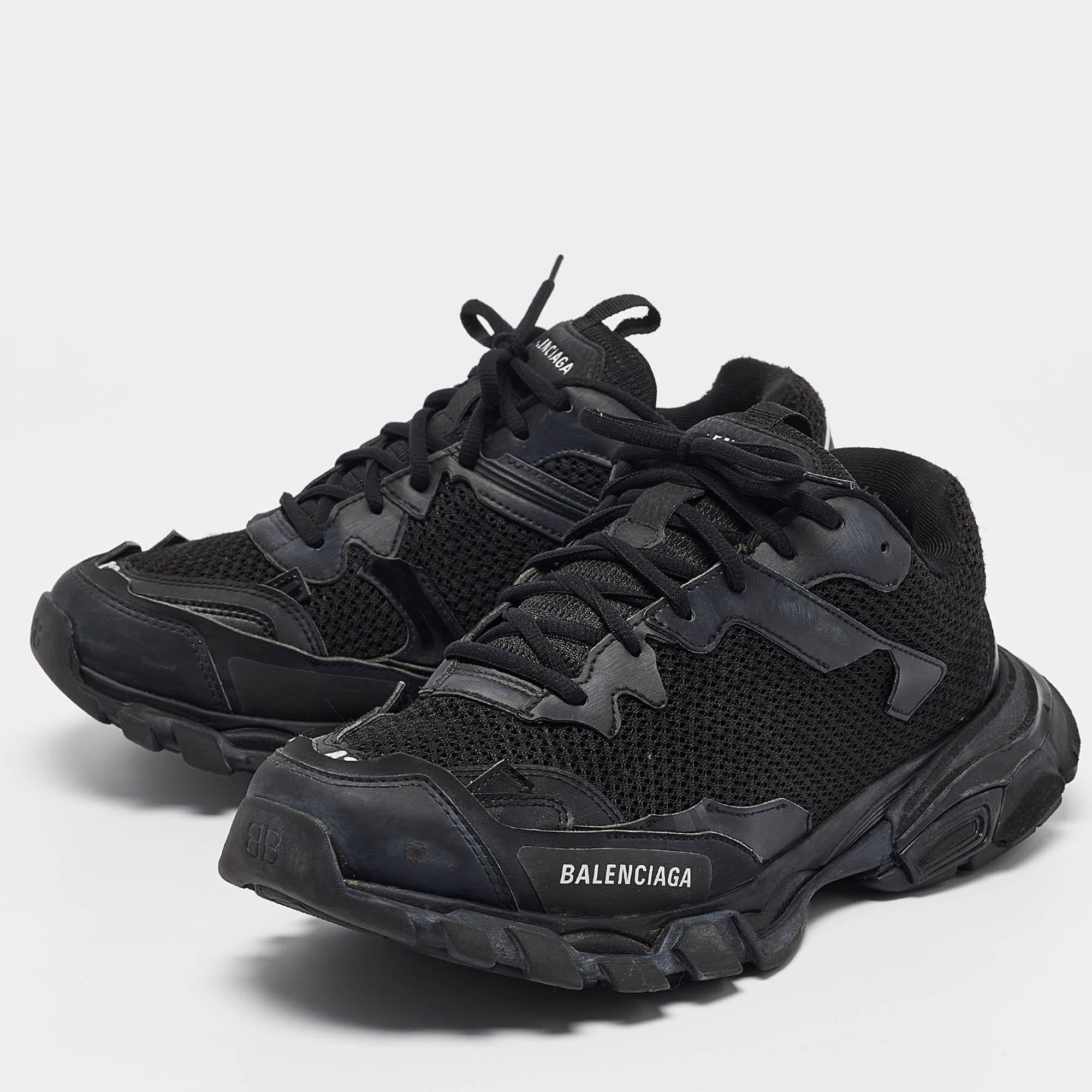 Ajoutez une touche d'originalité à votre tenue avec ces baskets. Fabriquées à partir de matériaux de qualité supérieure, elles présentent des empeignes à lacets et des semelles intérieures relaxantes. La semelle durable de cette paire vous assure