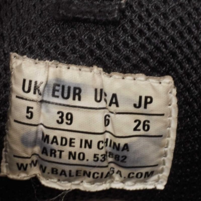 Queste sneakers di design, dalla silhouette classica, sono una combinazione perfetta di lusso, comfort e stile. Queste sneakers sono rifinite con dettagli firmati e comode solette.