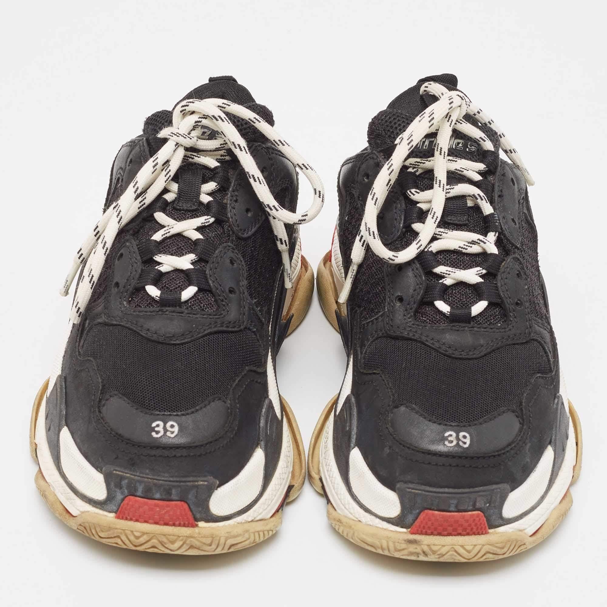 Con una silueta clásica, estas zapatillas de diseño son una combinación perfecta de lujo, comodidad y estilo. Estas zapatillas están acabadas con detalles de la firma y cómodas plantillas.

