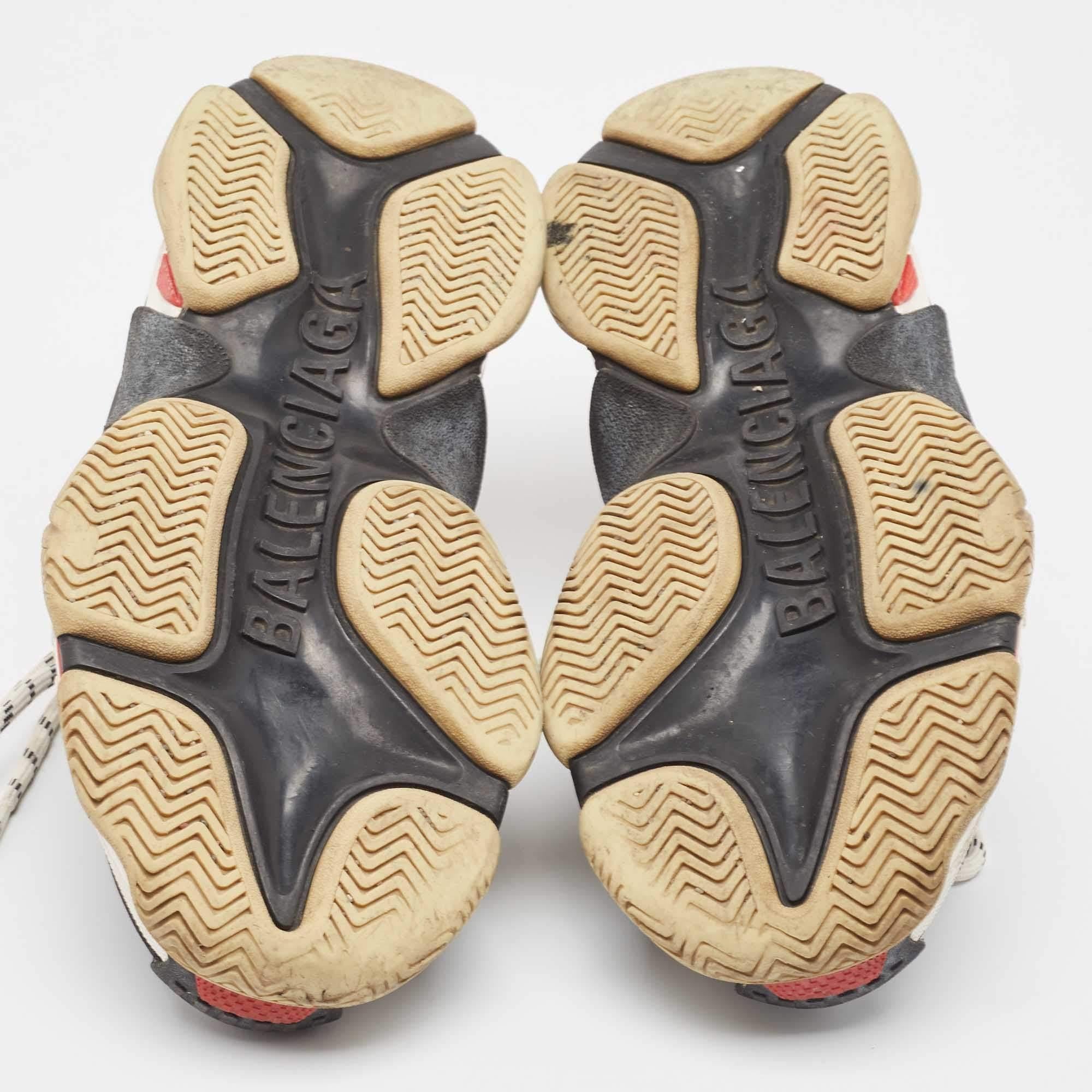 Balenciaga Zapatillas negras de piel sintética y malla Triple S Talla 39 en Bueno Estado en Dubai, Al Qouz 2