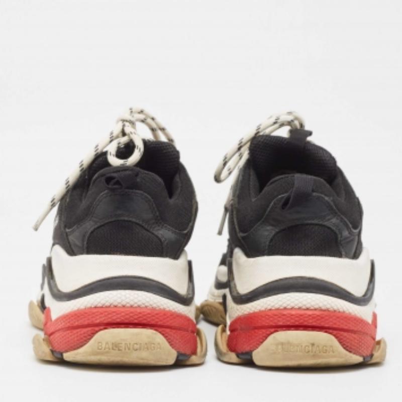 Uomo Balenciaga - Sneakers triple S in ecopelle e mesh nere - taglia 39 in vendita