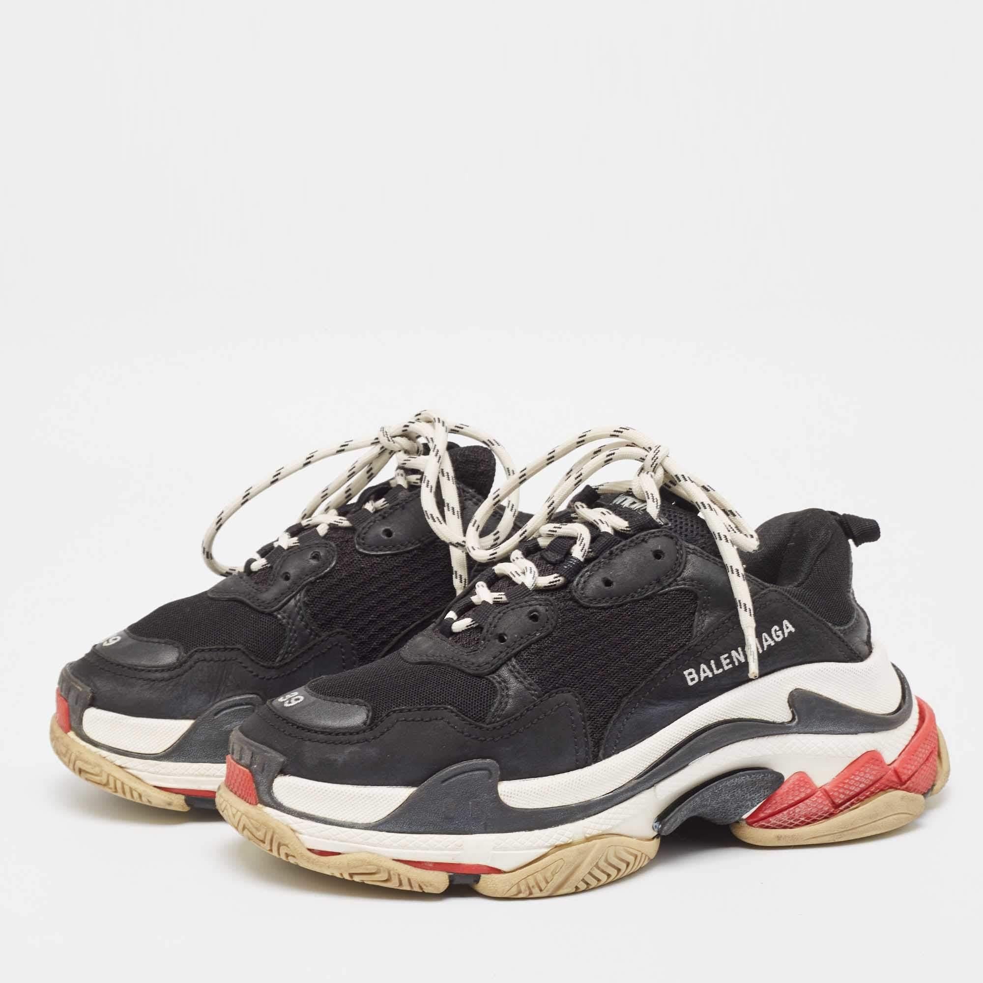 Balenciaga Zapatillas negras de piel sintética y malla Triple S Talla 39 1