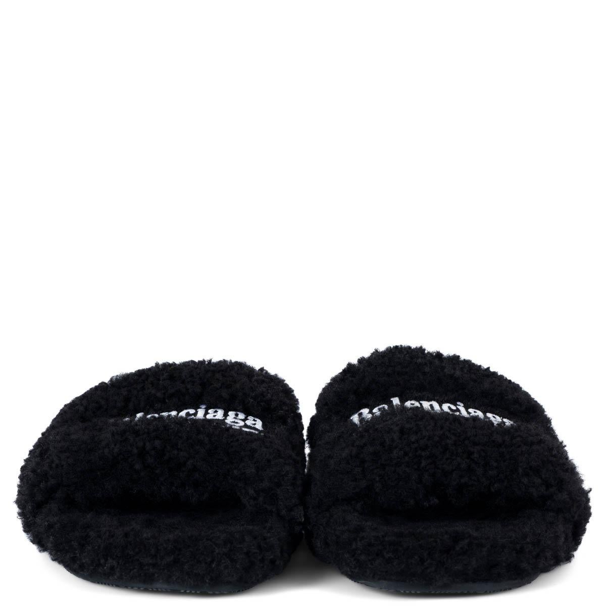 Chanclas de piel Balenciaga 100% auténticas en imitación de piel de oveja negra y suela de goma, para que también puedas llevarlas fuera. Los gruesos tirantes llevan bordado el anagrama de la marca. Se han usado y están en excelentes condiciones.
