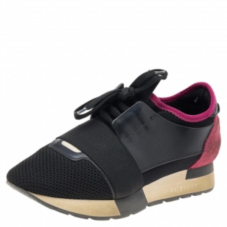 Les baskets Race Runner de Balenciaga ont été confectionnées à partir de matériaux de qualité et présentent une silhouette chic. Ils sont dotés d'orteils recouverts, de brides sur l'empeigne et de fermetures à nouer. Elles sont dotées d'une semelle