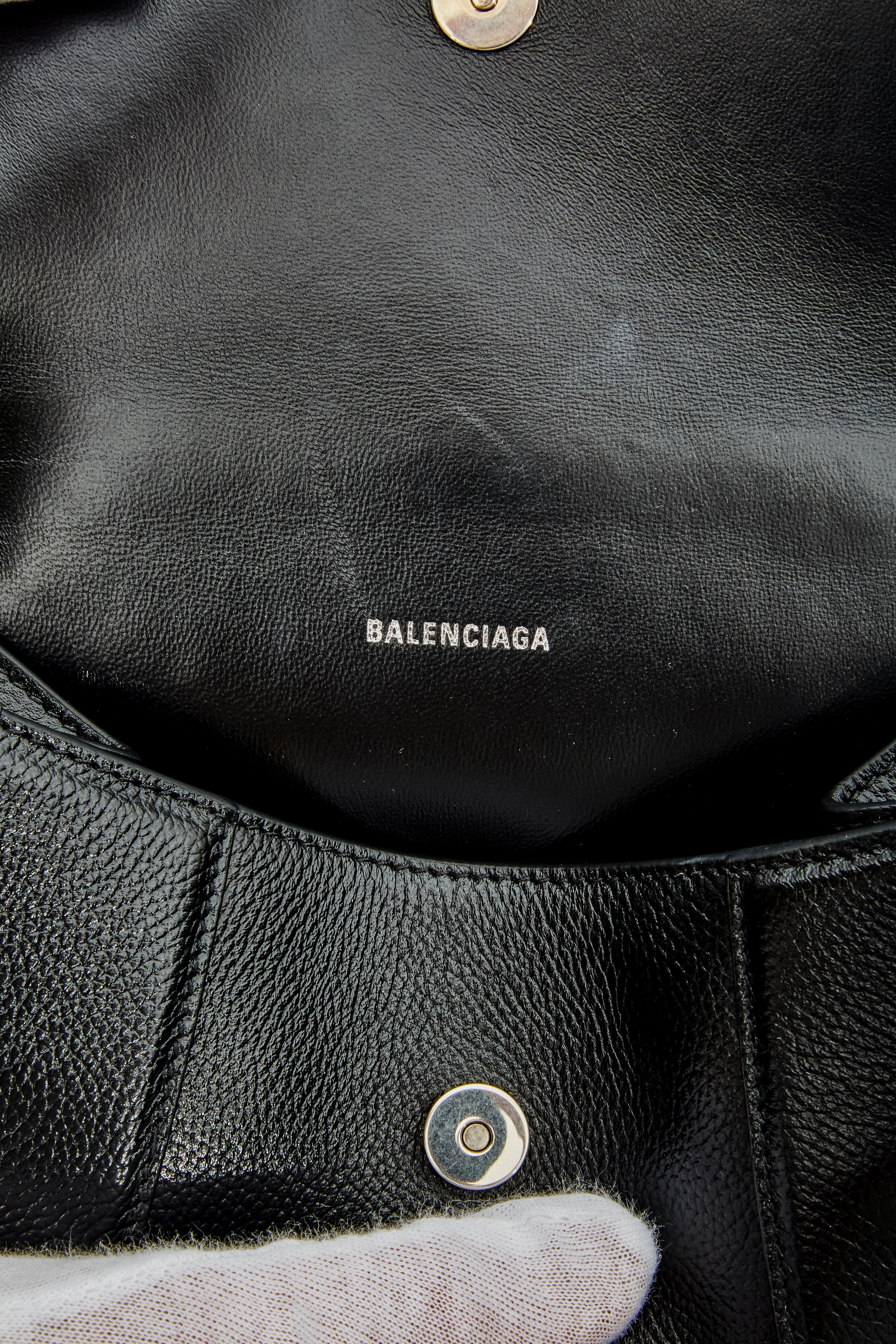 Balenciaga XS Sanduhrtasche aus schwarzem genarbtem Kalbsleder im Angebot 2