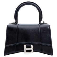Balenciaga Borsa XS a clessidra in pelle di vitello martellata nera