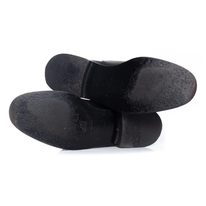 Balenciaga, bottes motardes en cuir grainé noir avec quincaillerie dorée. La quincaillerie présente quelques signes d'usure, mais est en très bon état.

• CONDITION : bon état. 

• TAILLE : 39

• MESURES DE LA SEMELLE INTÉRIEURE : 25 cm

• MESURES