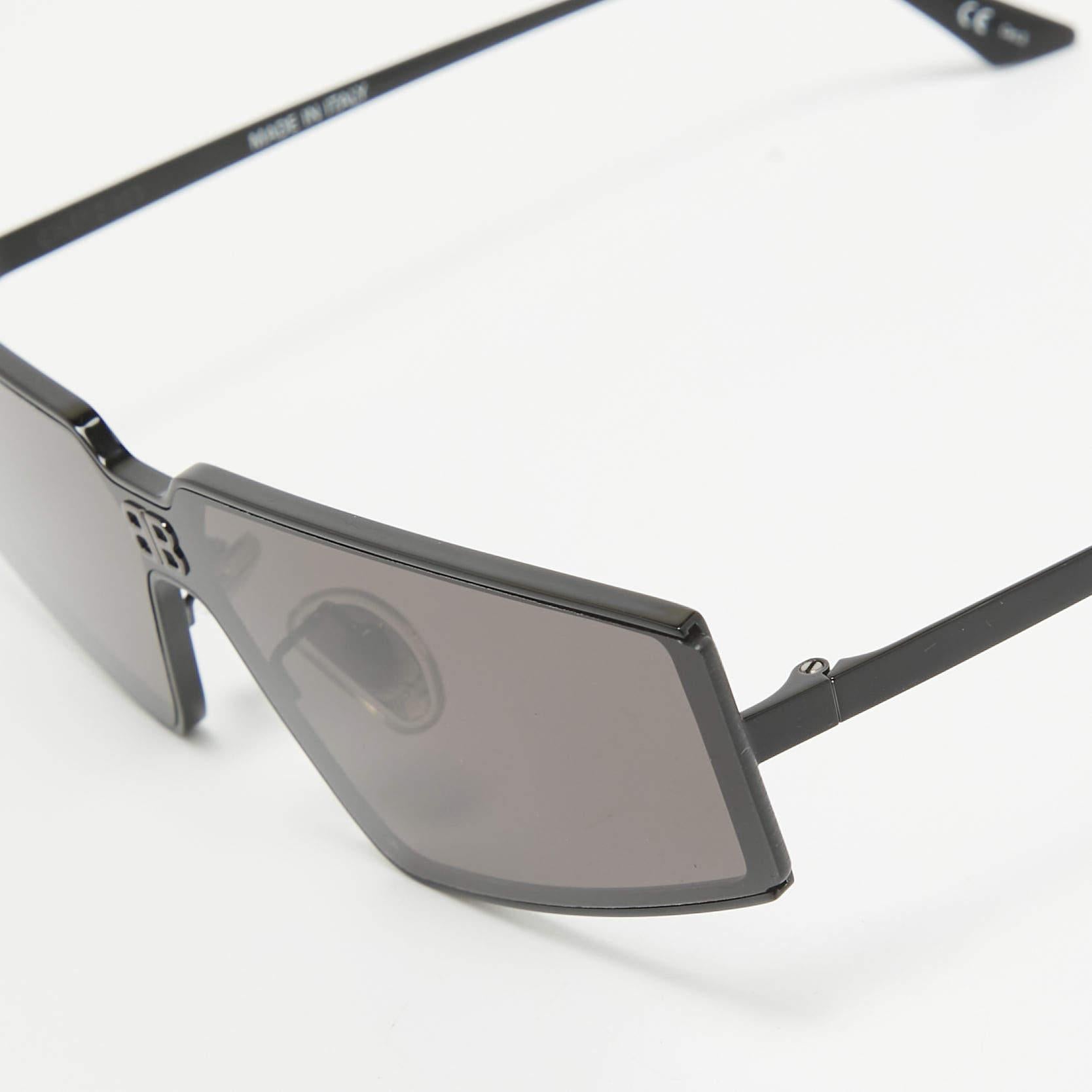 We see the detailing on this exquisite pair of designer sunglasses made from fine materials. The sunglasses are luxe in appeal and practical in usage.