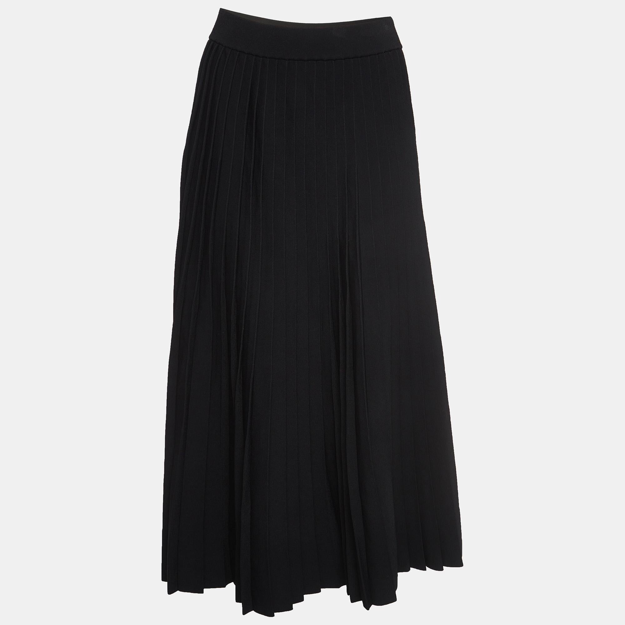 This elegant Balenciaga skirt is worth adding to your closet! Crafted from fine materials, it is exquisitely designed into a flattering shape.

