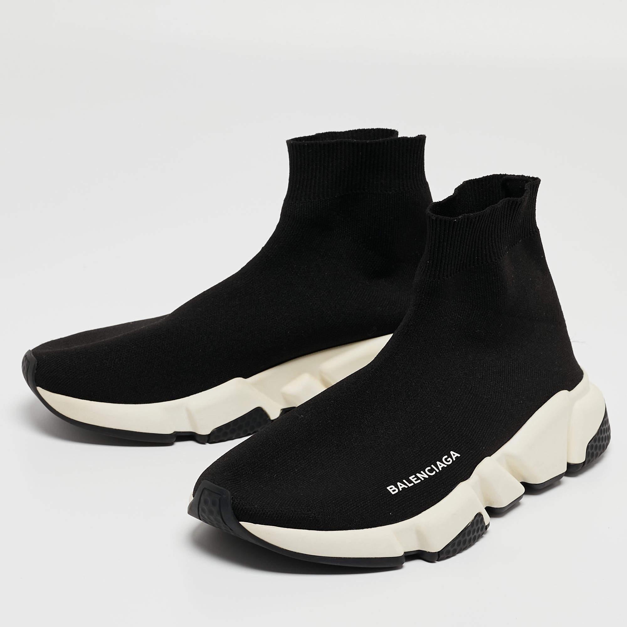 Upgrade your style with these Balenciaga sneakers. Meticulously designed for fashion and comfort, they're the ideal choice for a trendy and comfortable stride.

