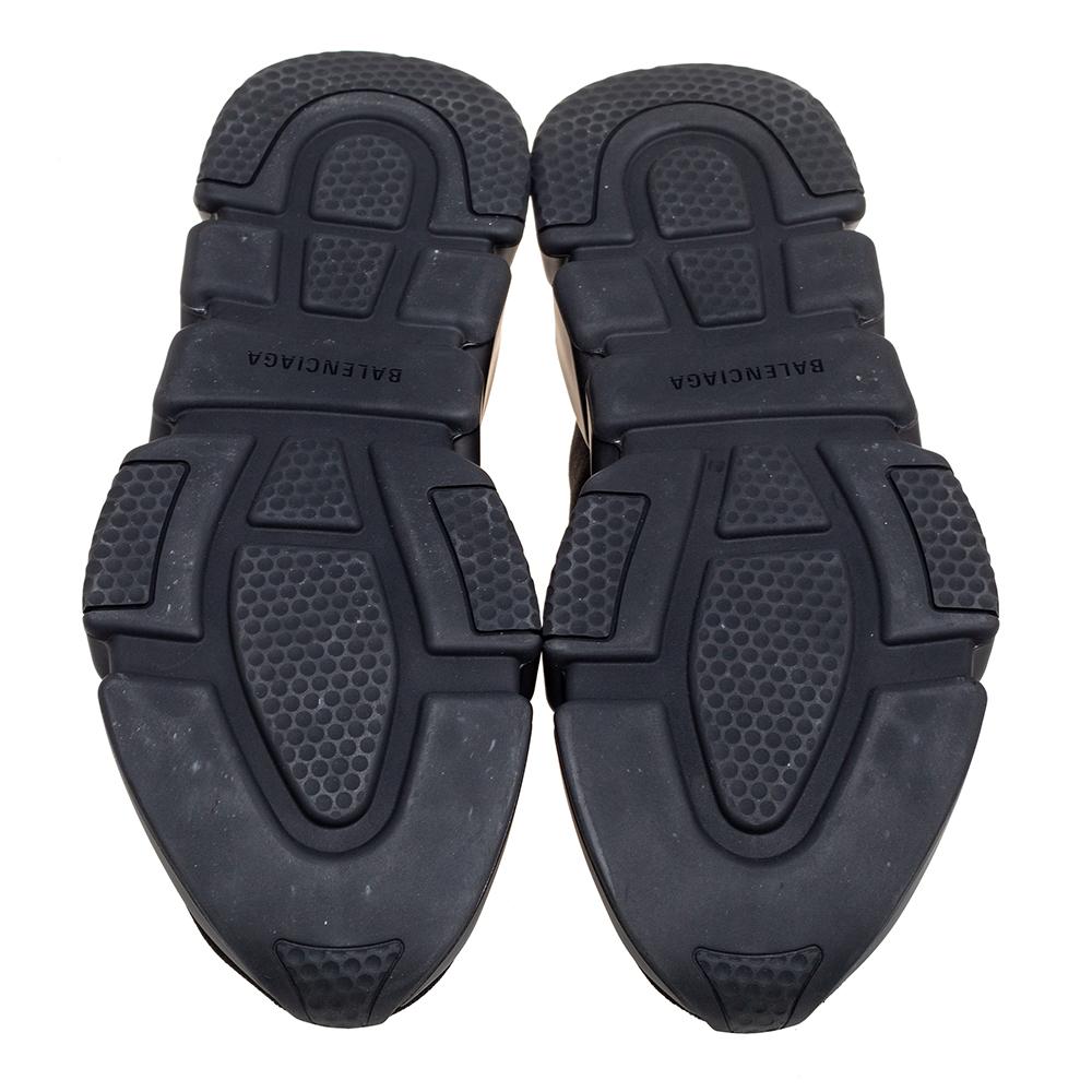 Balenciaga Schwarze Speed-Turnschuhe aus Strickstoff mit Schnürung Größe 45 im Zustand „Neu“ in Dubai, Al Qouz 2