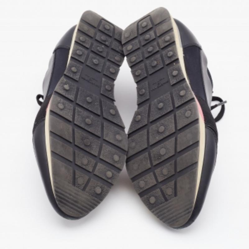Queste sneakers firmate rappresentano l'idea di moda confortevole. Sono realizzati con materiali di alta qualità e progettati con stile. Perfette per tutte le occasioni casual, queste sneakers daranno un tocco di classe a qualsiasi look senza sforzo.