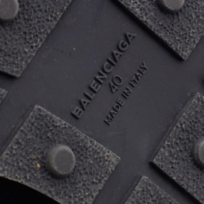 Nero Balenciaga Sneakers Race Runner in pelle nera e tessuto a maglia taglia 40 in vendita