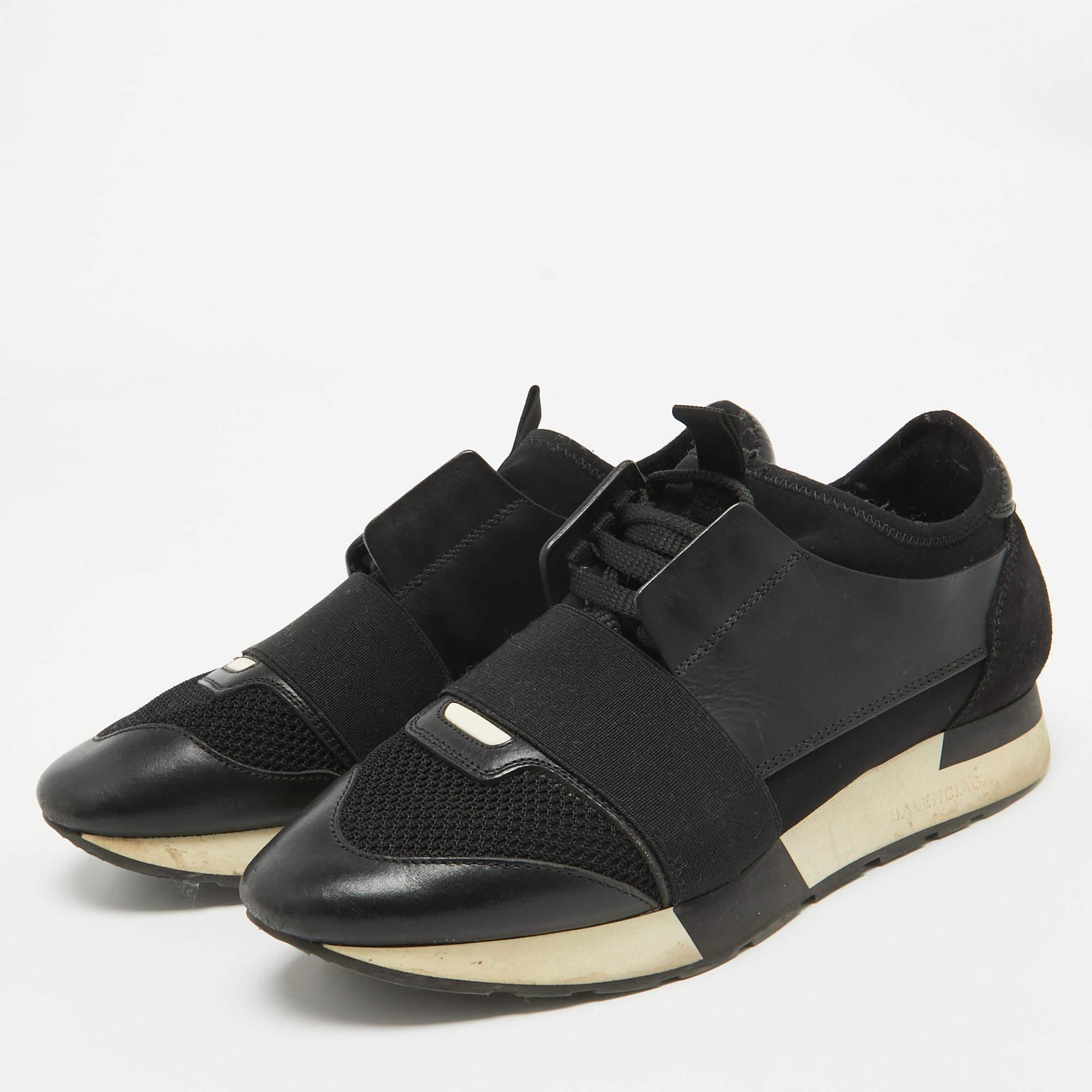 Las zapatillas Race Runner de Balenciaga se han confeccionado con materiales de calidad y presentan una silueta chic. Lucen detalles de tiras cubiertas en los dedos de los pies y cierres de corbata. Se completan con una plantilla forrada de piel y