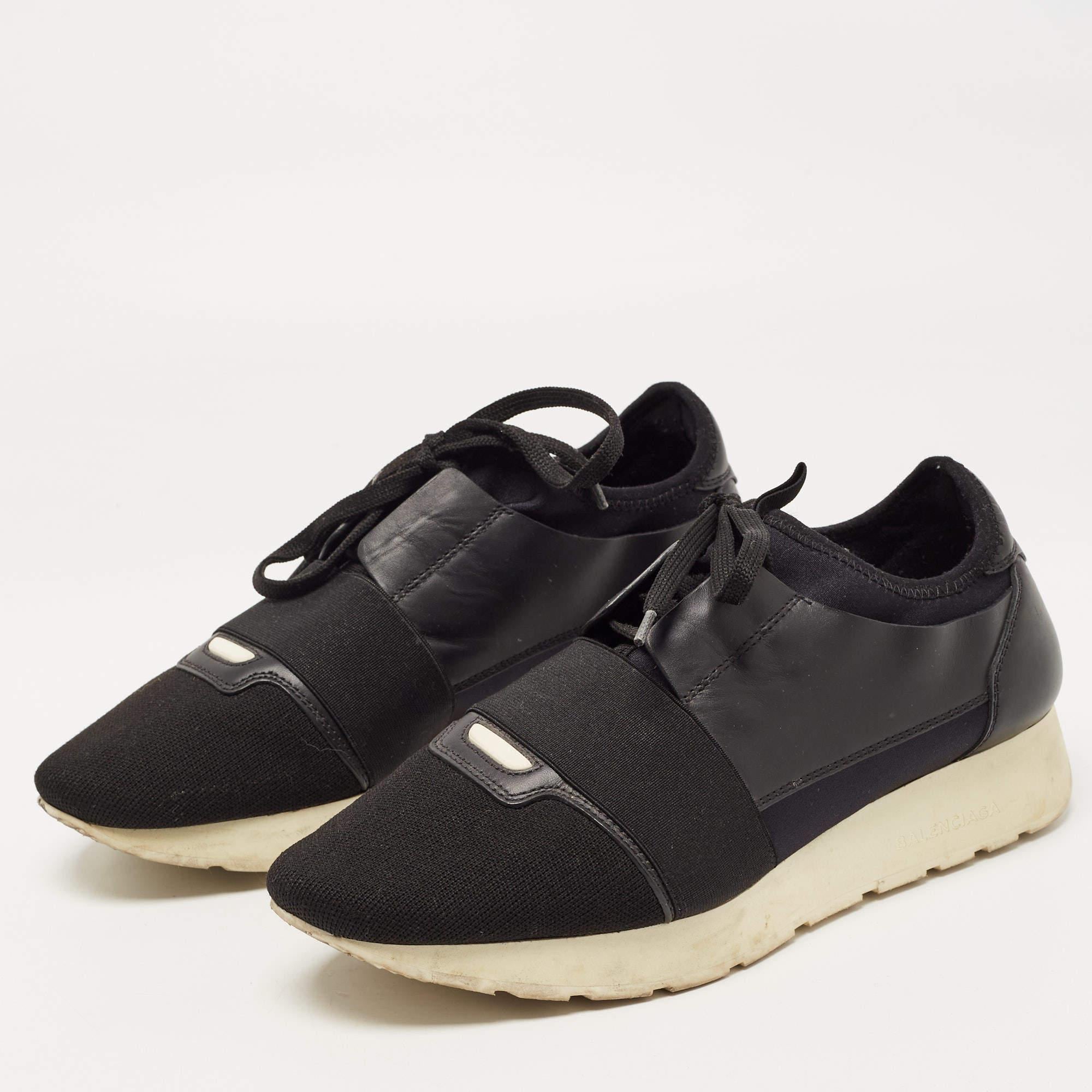 Dale a tu atuendo un toque lujoso con este par de zapatillas Balenciaga. La creación está cosida a la perfección para que puedas lucirlos durante mucho tiempo.