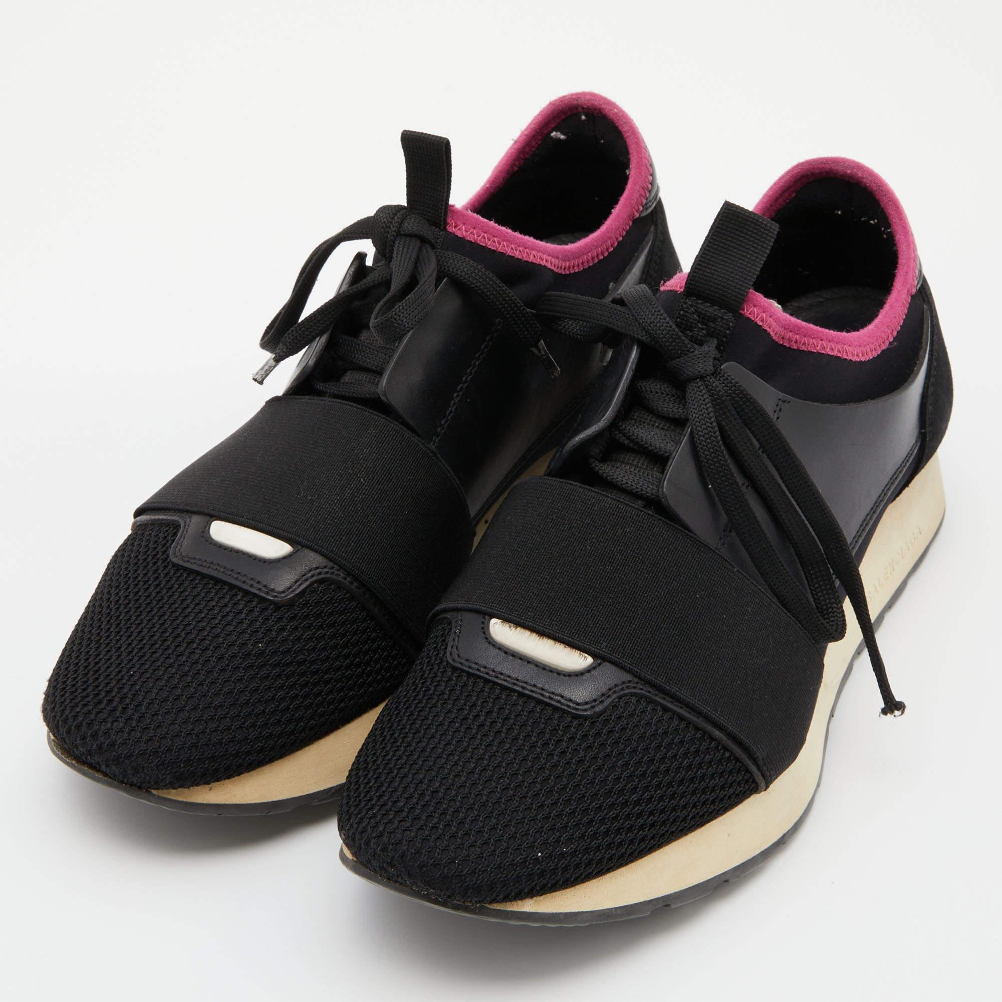 Que tu última adquisición sea este par de zapatillas Race Runners de Balenciaga. Su exterior está confeccionado en piel negra y malla, con punteras cubiertas, detalles de tiras en los empeines y cierres de cordones. Este par se completa con una